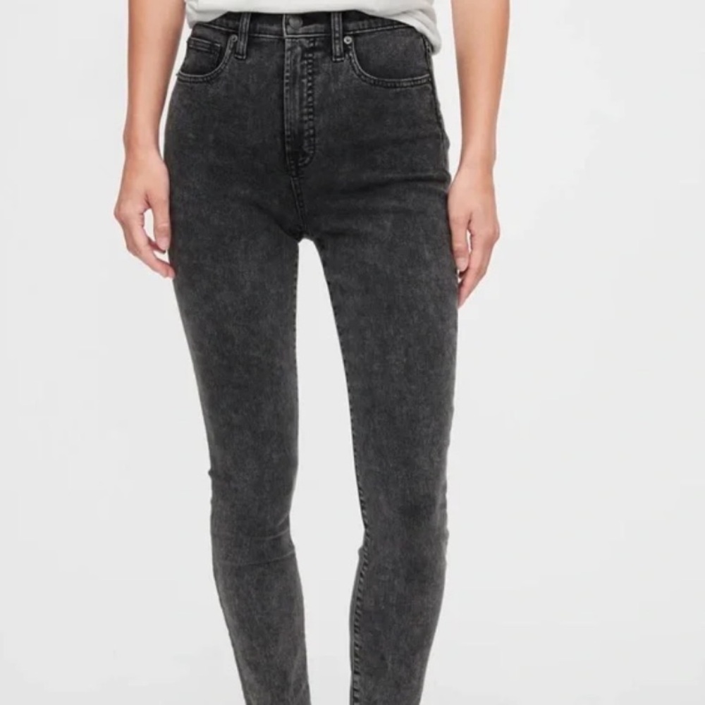GAP High-Rise Skinny Jeans in Washed Black